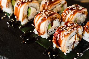 taze balık, sebze ve krem peynir ile rulo