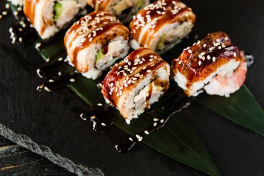 taze balık, sebze ve krem peynir ile rulo