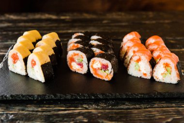 taze balık, sebze ve krem peynir ile rulo