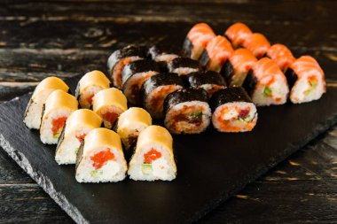 taze balık, sebze ve krem peynir ile rulo