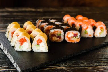 taze balık, sebze ve krem peynir ile rulo