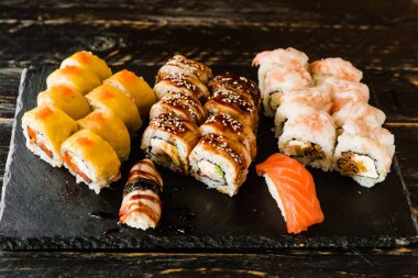 taze balık, sebze ve krem peynir ile rulo