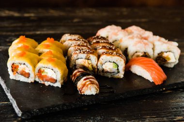 taze balık, sebze ve krem peynir ile rulo