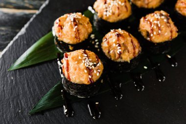 taze balık, sebze ve krem peynir ile rulo