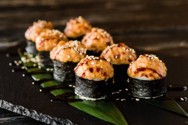 taze balık, sebze ve krem peynir ile rulo