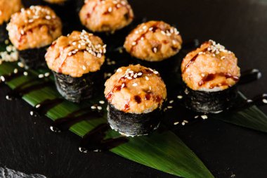 taze balık, sebze ve krem peynir ile rulo