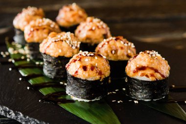 taze balık, sebze ve krem peynir ile rulo