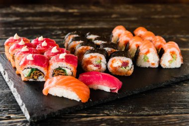 taze balık, sebze ve krem peynir ile rulo