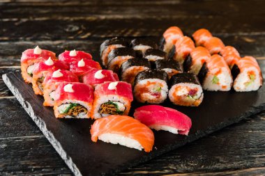 taze balık, sebze ve krem peynir ile rulo