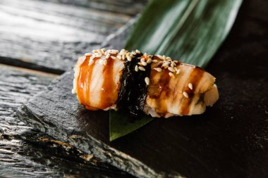 taze balık, sebze ve krem peynir ile rulo