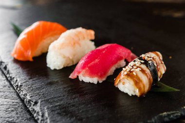 taze balık, sebze ve krem peynir ile rulo