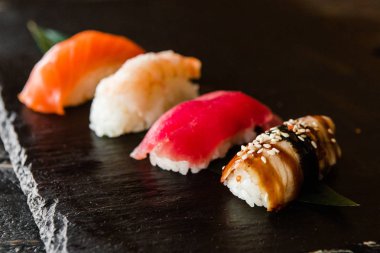 taze balık, sebze ve krem peynir ile rulo