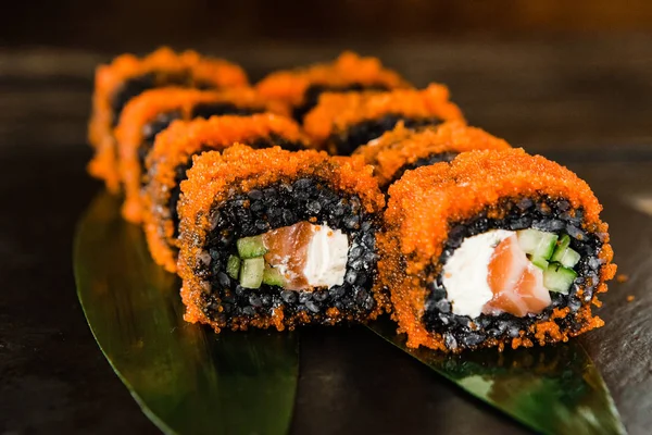 taze balık, sebze ve krem peynir ile rulo