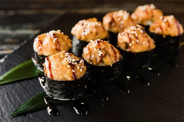 taze balık, sebze ve krem peynir ile rulo