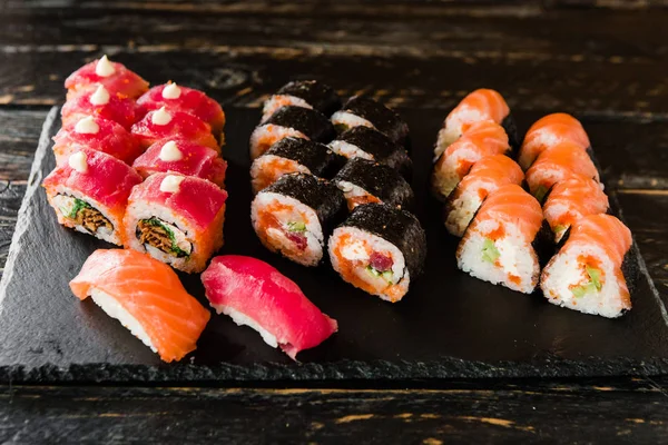 taze balık, sebze ve krem peynir ile rulo