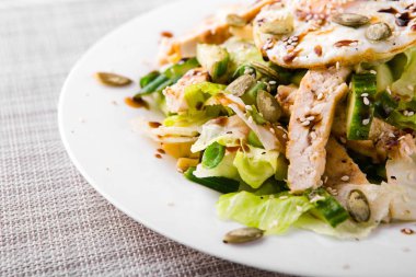 tavuk göğsü, yeşil fasulye, salatalık ve yumurta ile diyet salatası