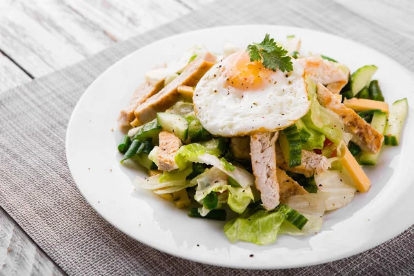 tavuk göğsü, yeşil fasulye, salatalık ve yumurta ile diyet salatası