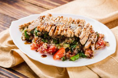 Quinoa, sebze ve ızgara tavuk ile sağlıklı salata