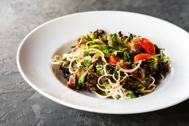 Ulusal Gürcü mutfağının lezzetli restoran yemeği