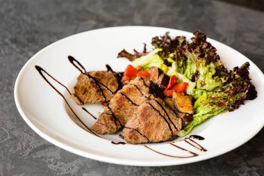 Ulusal Gürcü mutfağının lezzetli restoran yemeği