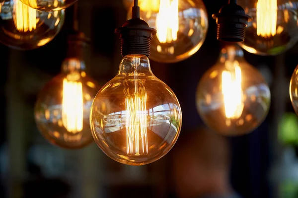 Edison light bulb hanging on a long wire. Cozy warm yellow light.Retro — Stock Photo, Image