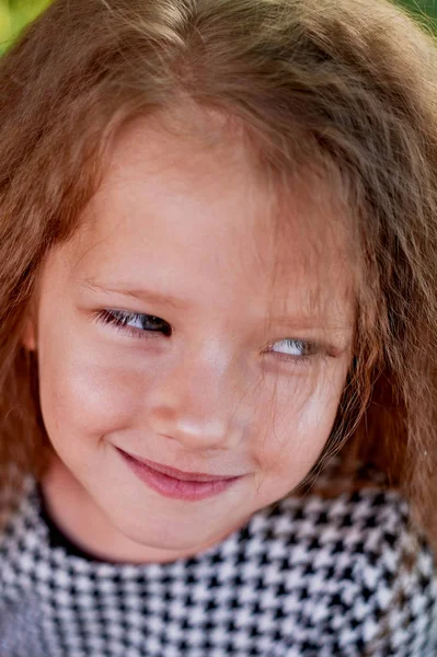 El bebé tiene 4 años, ojos azules y rizos pequeños. Los niños disfrutan de la vida y las aventuras. Cálida luz dorada del atardecer. —  Fotos de Stock