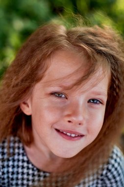 4 yaşında bir çocuk, mavi gözleri ve küçük bukleler ile değil. Çocuk zevk yaşam ve macera. Sıcak altın günbatımı ışık. Gülümsüyor