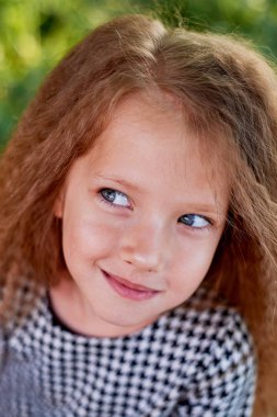 4 yaşında bir çocuk, mavi gözleri ve küçük bukleler ile değil. Çocuk zevk yaşam ve macera. Sıcak altın günbatımı ışık. Sinsi göz