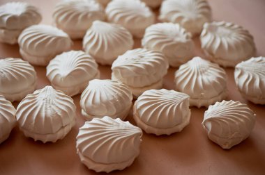 Birçok krem bir arka plan üzerine Kavrulmuş Lokum gibiydi. Pastel resim tatlı. Bir sürü doku