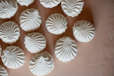 Birçok krem bir arka plan üzerine Kavrulmuş Lokum gibiydi. Pastel resim tatlı. Bir sürü doku