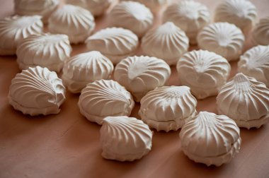 Birçok krem bir arka plan üzerine Kavrulmuş Lokum gibiydi. Pastel resim tatlı. Bir sürü doku