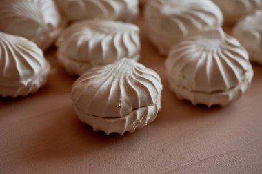 Birçok krem bir arka plan üzerine Kavrulmuş Lokum gibiydi. Pastel resim tatlı. Bir sürü doku