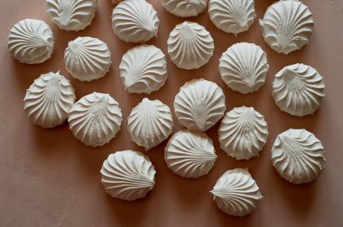 Birçok krem bir arka plan üzerine Kavrulmuş Lokum gibiydi. Pastel resim tatlı. Bir sürü doku