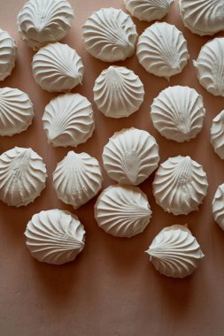 Birçok krem bir arka plan üzerine Kavrulmuş Lokum gibiydi. Pastel resim tatlı. Bir sürü doku