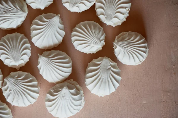 Birçok krem bir arka plan üzerine Kavrulmuş Lokum gibiydi. Pastel resim tatlı. Bir sürü doku