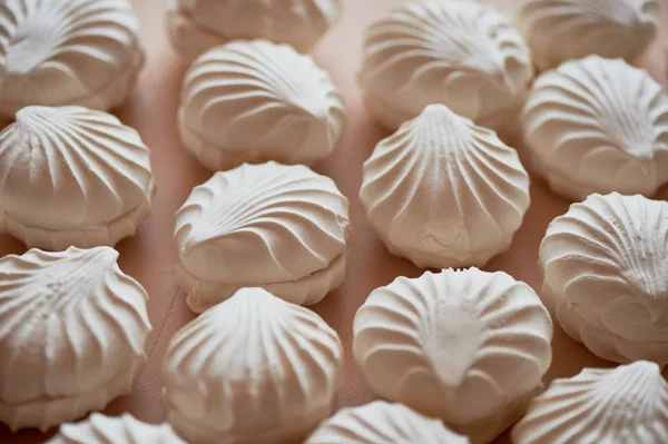 Birçok krem bir arka plan üzerine Kavrulmuş Lokum gibiydi. Pastel resim tatlı. Bir sürü doku