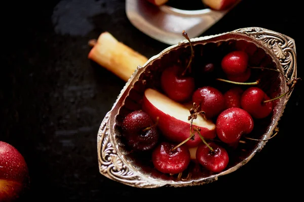 Köstliche und saftige Früchte, rot auf schwarzem Hintergrund. mit Wassertropfen. köstliche und saftige Früchte, rot auf schwarzem Hintergrund. mit Wassertropfen. Kirsche und Apfel — Stockfoto