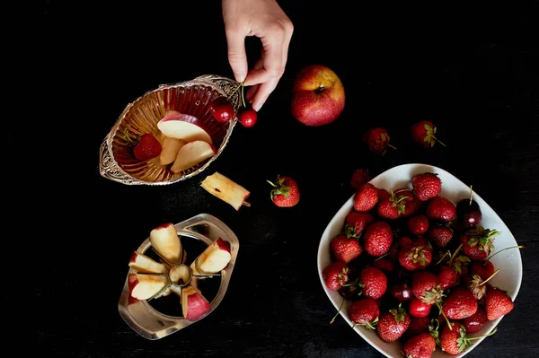 Fruits délicieux et juteux, rouge sur fond noir. Avec gouttelettes d'eau.Cerise Pomme et fraise — Photo