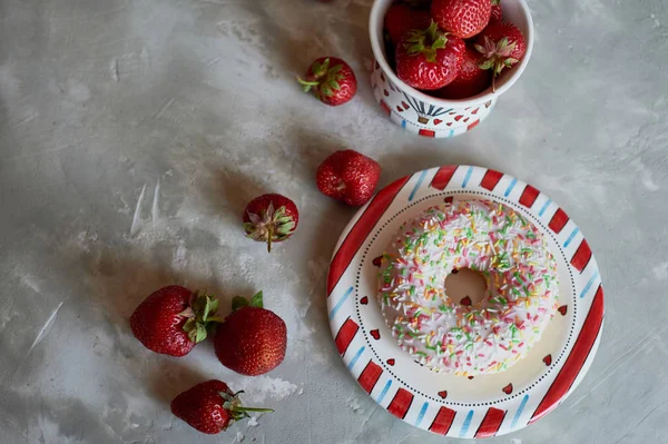 Mesa dulce. Rosquillas de arándano. Cumpleaños de Childs. Sobre fondo gris — Foto de Stock