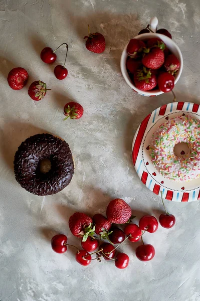 Dolce tavolo.Ciambelle alla fragola. Compleanno dei bambini. Su sfondo grigio — Foto Stock