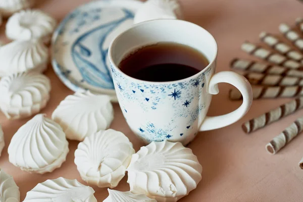 Sweet table.Tea and cookies, dreams of the sea . — стоковое фото