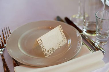 Klasik masa ayarı. Aletleri, Gözlük, beyaz masa örtüsü ve plaka, plaka üzerinde bir adla bir kart