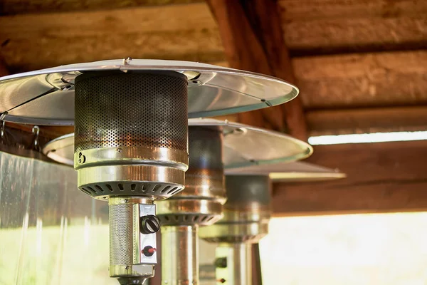 Lámpara de calor para calentar la terraza de un café o restaurante.Para el banquete . — Foto de Stock