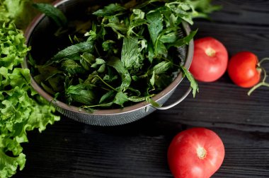 Sulu domates ve yeşillik. Garden.Organics basit ve sağlıklı gıdalardan.