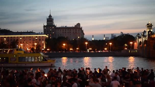Moscow, Rusya Federasyonu-29 Haziran 2018: Gorki Park sıcak yaz geceleri FIFA 2018.People dans Moskova Nehri yakınında Waterfront Alexander bridge yakınındaki — Stok video