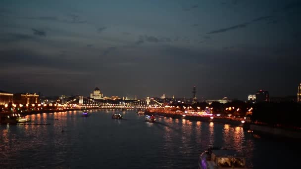 Moscú, Rusia-29 Jun 2018: Calurosa noche de verano en Gorky Park durante FIFA 2018. Vista del río Moscú desde el puente Alexander. Buenas noches. Buques flotantes — Vídeos de Stock