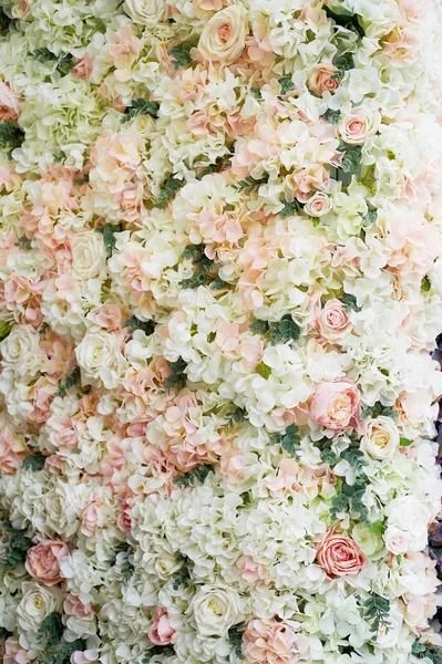 Blomslinga på väggen. Tät vägg av blommor. Bröllop foto zon. Romantisk inredning — Stockfoto