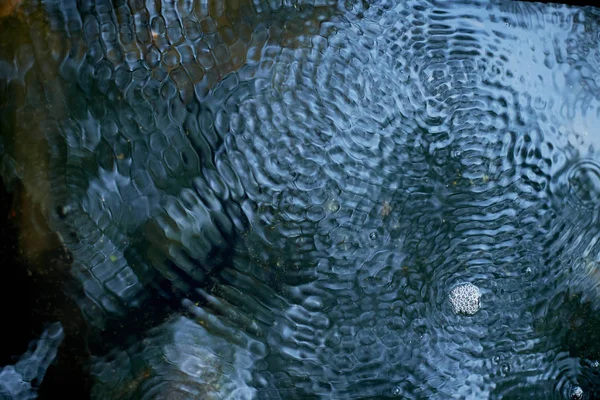 Текстура рябь на воде. От вибрации, пульсации — стоковое фото