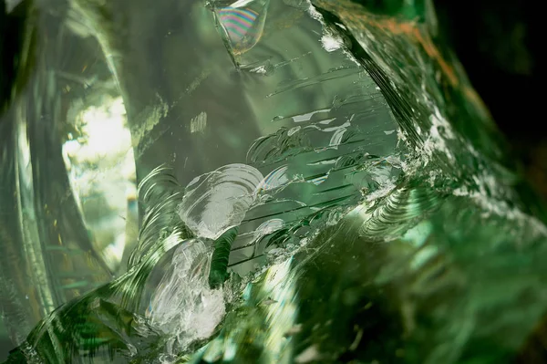 Die Textur ist ein Stück zersplittertes grünes Glas.hell und schön — Stockfoto