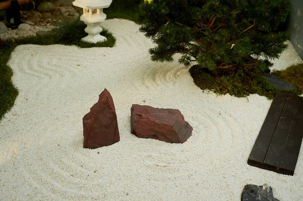 Jardin japonais de détente. Le râteau est un modèle de petite Galice — Photo